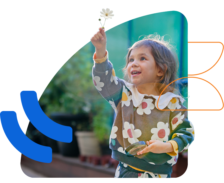 Ilustração de uma menina com uma flor na mão olhando para o a flor.